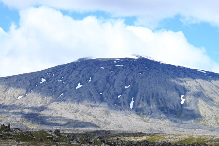 Le Snæfellsjökull et ses coulées de lave, la tête dans les nuages.