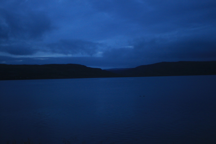 Hólmavík, la nuit. Enfin la nuit, je me comprends.
